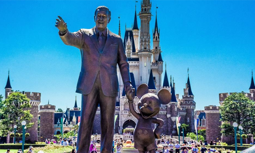 Estatua de Walt Disney con Mickey Mouse en Disneyland.