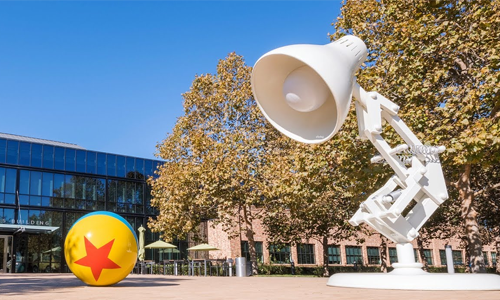 Estatua de la lámpara de Pixar con un balón, símbolo del estudio.