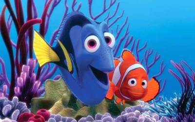 Poster oficial de la película Buscando a Nemo, mostrando a los personajes nadando.